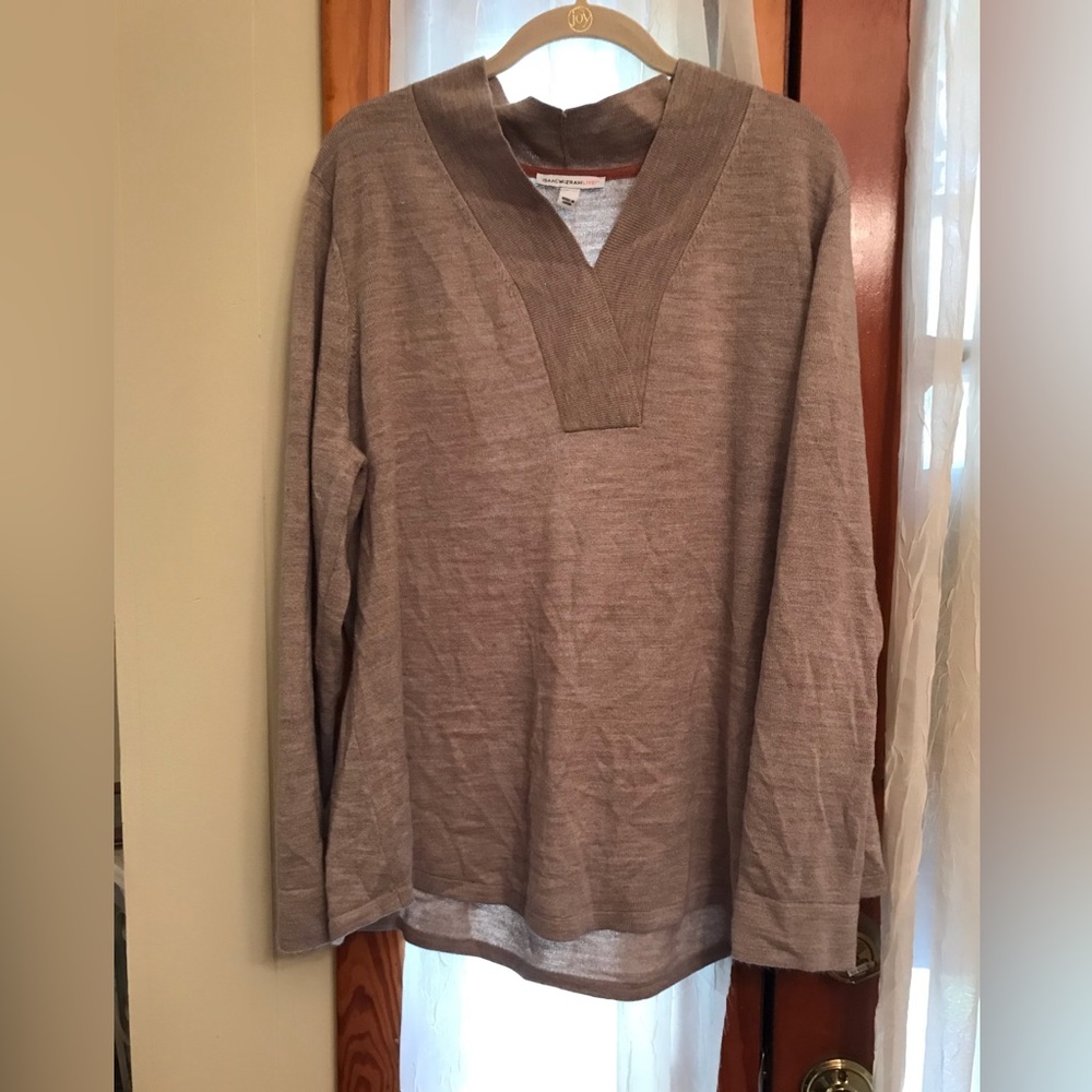 Isaac Mizrahi Live v neck light weight sweater